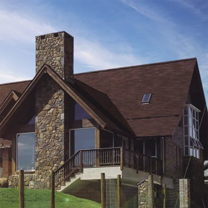 Casa com telhado TCShingle